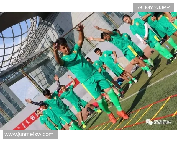 四位足球巨星并肩而立 展现独特风采与无尽荣耀