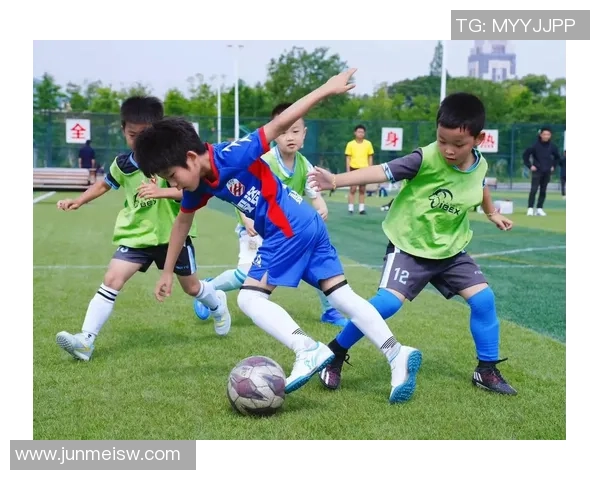 模仿球星动作的精彩足球剪辑展现绿茵场上技巧与激情