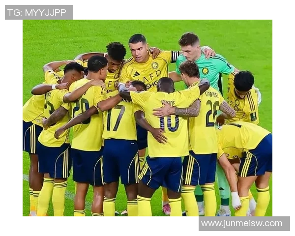 足球巨星凝视荣耀奖杯的瞬间：追求卓越与无尽梦想的交汇点