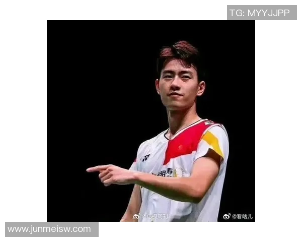 足球球星潮流新风尚冲锋衣搭配紧身裤展现运动与时尚完美融合