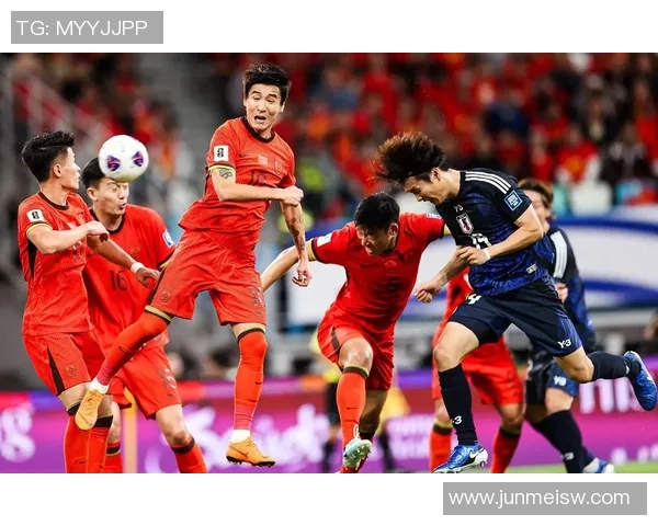 颜值与实力并存 足球场上那些中后卫球星的迷人面容与出色表现